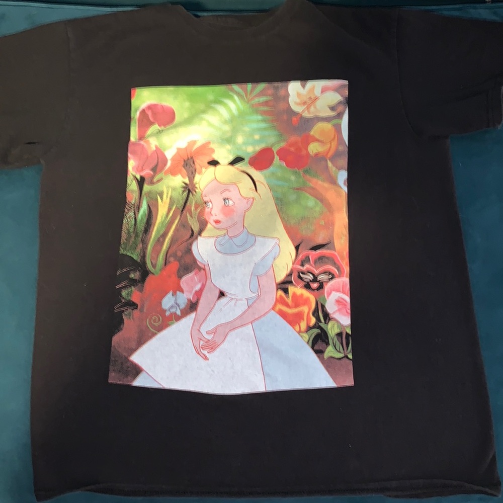 Disney Alice in Wonderland T-shirt Size Medium